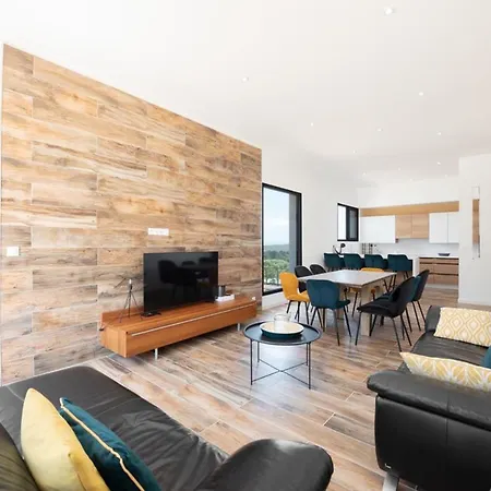 Exceptional With Swimming Pool Holiday home *