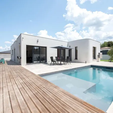 Exceptional With Swimming Pool Holiday home