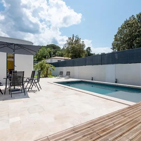 Exceptional With Swimming Pool Vakantiehuis